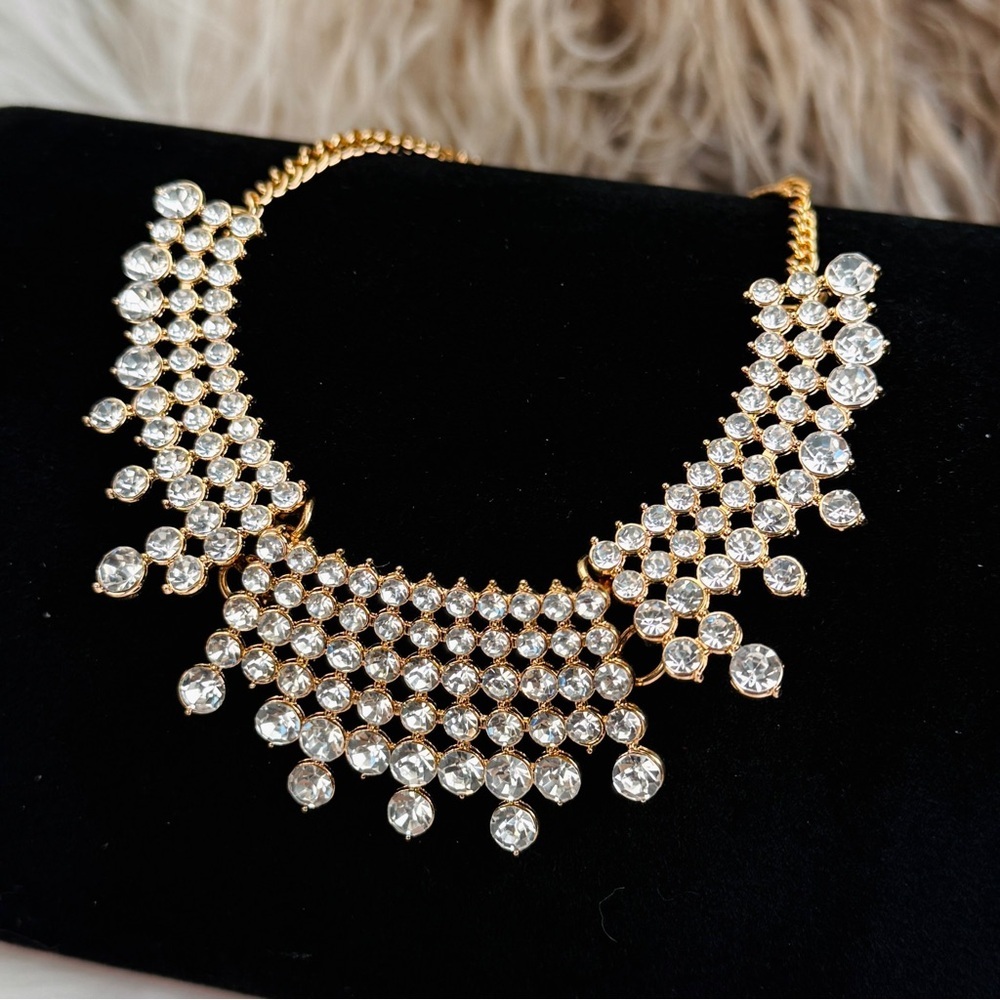 Beautiful lightweight, goldtone, bling costume necklace
